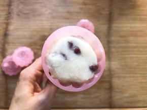 放入模具中压出形状即可