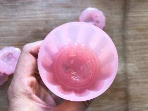 月饼模具中抹上少许油