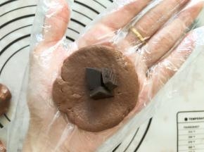 搓圆压扁，放上巧克力