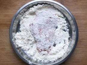 先裹上一层面粉