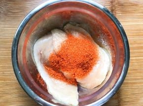 倒一点蜜汁腌料