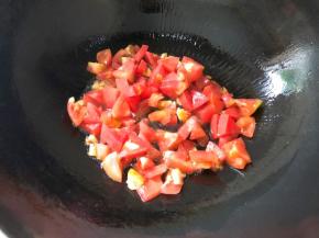 放入番茄翻炒至番茄变软出汁
