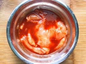 倒入一点清水搅拌均匀，放入冰箱冷藏2小时以上