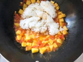 土豆变软后倒入米饭，少许盐调味