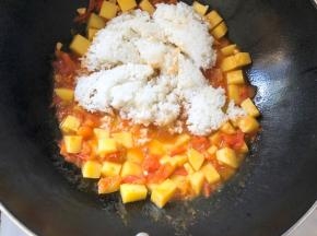 土豆变软后倒入米饭，少许盐调味