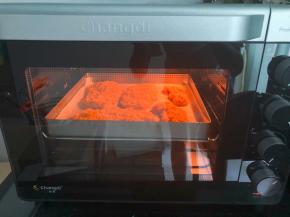 放入预热好的烤箱中层，180度，上下火20分钟