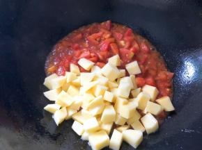 放入土豆翻炒