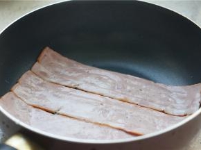 将培根先小火煎至出味。