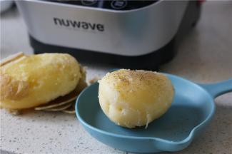 然后土豆蒸好之后剥皮，加入现磨的黑胡椒。