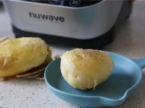 然后土豆蒸好之后剥皮，加入现磨的黑胡椒。