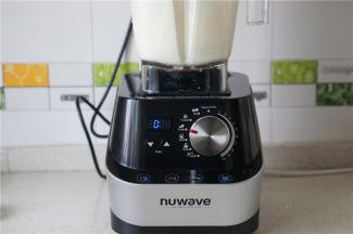 用鲜蔬汁，浓汤模式或是点动模式，15秒就可以将浓汤打好。