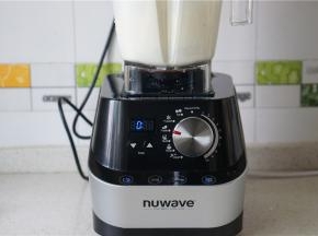 用鲜蔬汁，浓汤模式或是点动模式，15秒就可以将浓汤打好。