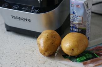 备料培根，土豆及牛奶。