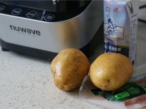 备料培根，土豆及牛奶。