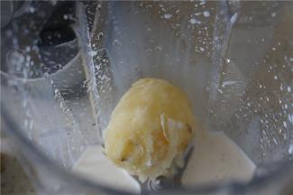 然后将土豆，牛奶，细盐加至到破壁机里。