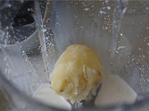 然后将土豆，牛奶，细盐加至到破壁机里。