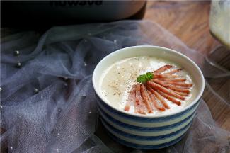 土豆牛奶打好之后，用煎好的培根及薄荷叶点缀在表面就可以，喜欢黑胡椒味的可以像我一样多配一点。