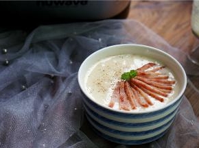 土豆牛奶打好之后，用煎好的培根及薄荷叶点缀在表面就可以，喜欢黑胡椒味的可以像我一样多配一点。