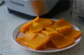 然后南瓜去皮切片蒸至熟。