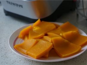 然后南瓜去皮切片蒸至熟。
