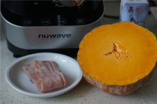 备好所用食材，南瓜，牛奶，培根。