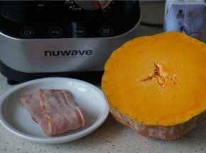 备好所用食材，南瓜，牛奶，培根。