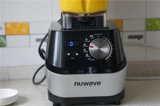 选择鲜果汁或是浓汤模式，将南瓜浓汤打好。