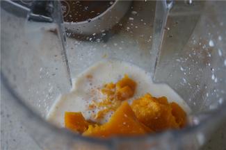 将南瓜，牛奶，细盐，黑胡椒粉配在里面。