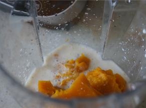 将南瓜，牛奶，细盐，黑胡椒粉配在里面。