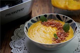 然后将培根切成小丁，点缀在表面就可以。