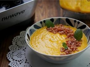 然后将培根切成小丁，点缀在表面就可以。