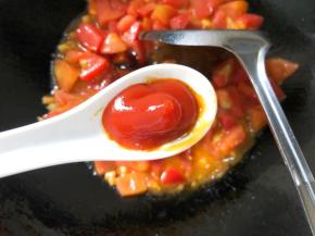 一勺番茄酱翻炒均匀