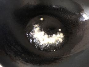 蒜剁碎，锅中烧热油，放入蒜炒出香味