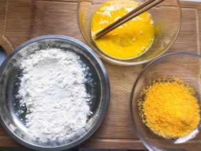 准备好面粉，鸡蛋，面包糠，