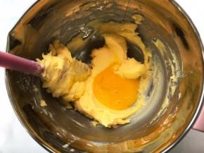 之后加入全蛋液，同样用刮刀碾压均匀