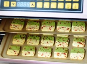 烘烤18分钟左右，表明微微上色