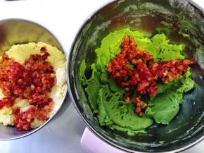 将蔓越莓均分两份，放到两个盆内搅拌均匀