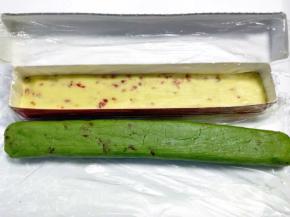 将原色面糊放在油纸盒内整理成形，打开保鲜膜，再将抹茶色打开保鲜膜后放上，一起整理成正方形，放冰箱冷冻1个多小时冻硬