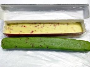 将原色面糊放在油纸盒内整理成形，打开保鲜膜，再将抹茶色打开保鲜膜后放上，一起整理成正方形，放冰箱冷冻1个多小时冻硬