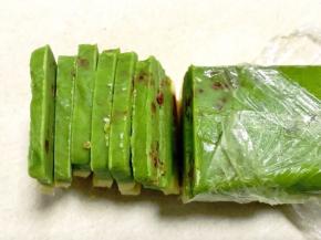 面糊冻硬后，拿出来用刀切成片，厚度0.4厘米左右