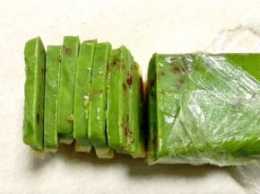 面糊冻硬后，拿出来用刀切成片，厚度0.4厘米左右