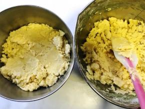 之后将面糊均分两份