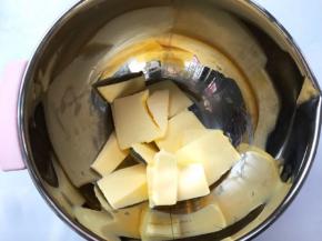 首先将黄油切片，室温软化到位