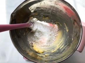 黄油软化后用刮刀碾压细腻，加糖粉