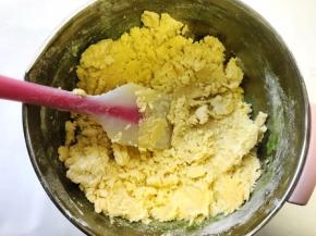 用刮刀切拌均匀