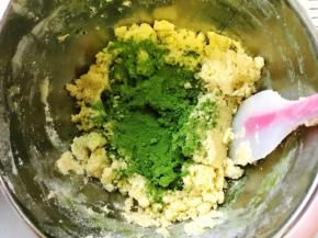 一份加入抹茶粉拌均匀