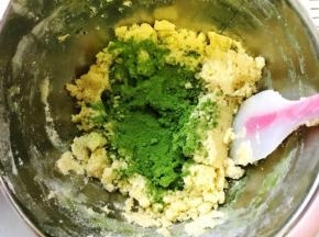 一份加入抹茶粉拌均匀