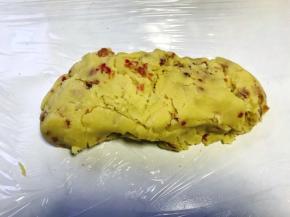 铺上一张保鲜膜，先将一份面糊倒在保鲜膜上，整理成条