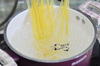 锅里水烧开后，放一点盐，放入欧丽薇兰经典意大利面煮9分钟。