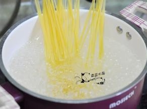 锅里水烧开后，放一点盐，放入欧丽薇兰经典意大利面煮9分钟。